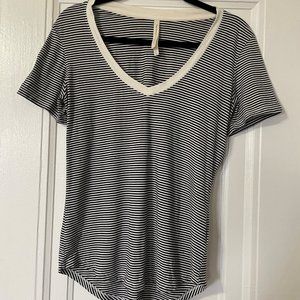 Aritzia The Group by Babaton Foundation V-Neck T-Shirt